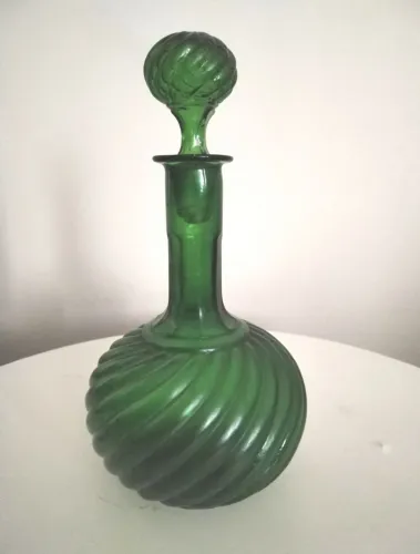 Licoreira antiga verde