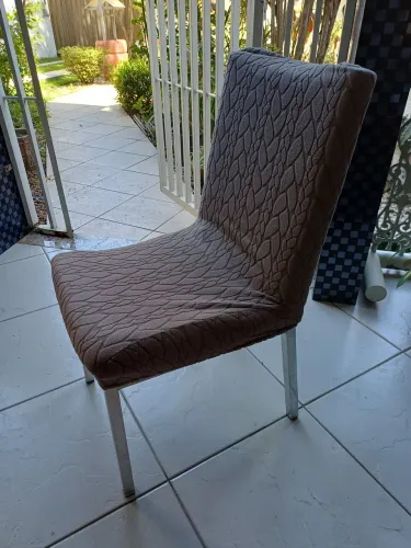 Mesa com quatro cadeiras