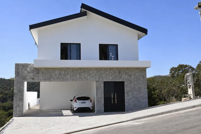Casa no condomínio Portal Lamis para venda com 4 quartos, sendo 4 suítes, 260m²