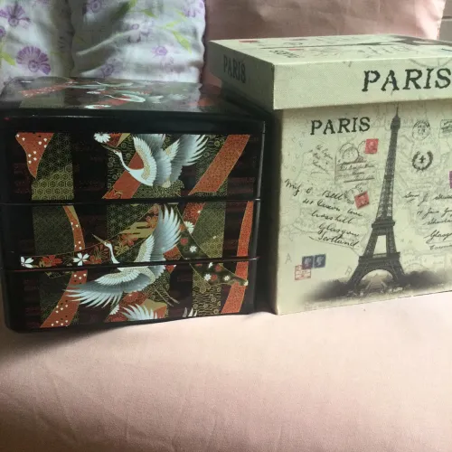 2 lindos porta joias ou objetos, um de madeira e o outro de plástico resistente 