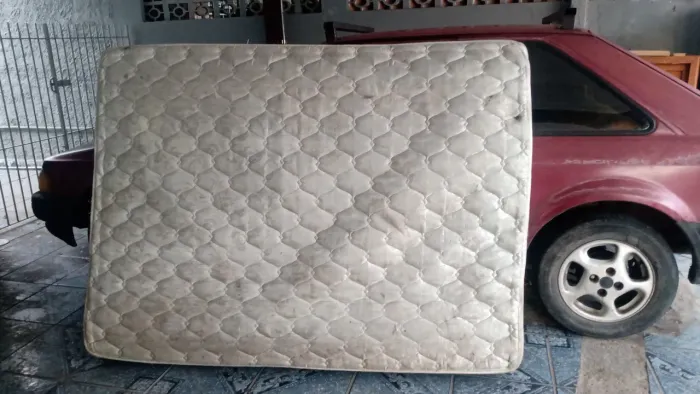 Colchão de casal de mola e espuma usado