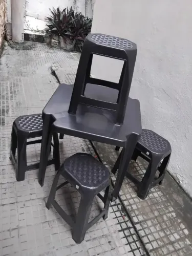 conjunto 4 bancos + mesa (preta)