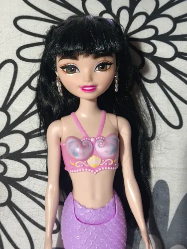 Renee Barbie Dream Besties em corpo de Odile sereia