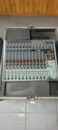 Mesa de som Behringer Xenix 2222 usb