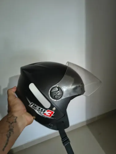 Vendo esses dois capacetes. 100 reais juntos. Separados 60 o de Cross e 70 o pro tork