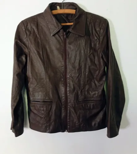 jaqueta de couro legítimo marrom estilo blazer com fechamento em zíper
