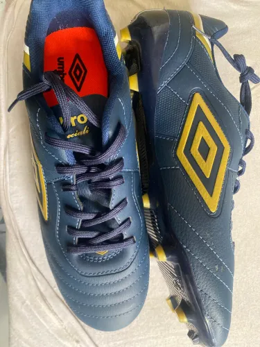 Chuteira Umbro 44