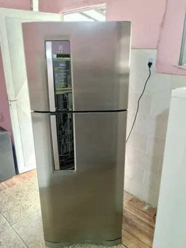 Geladeira Electrolux frost free de inox com digital na porta tudo funcionando OK excelente