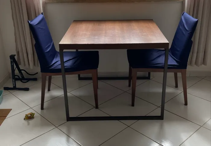 Mesa estilo industrial com duas cadeiras