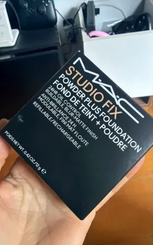 pó mac studio fix powder plus foundation, cor c3.5. oferece controle de oleosidade por 24h