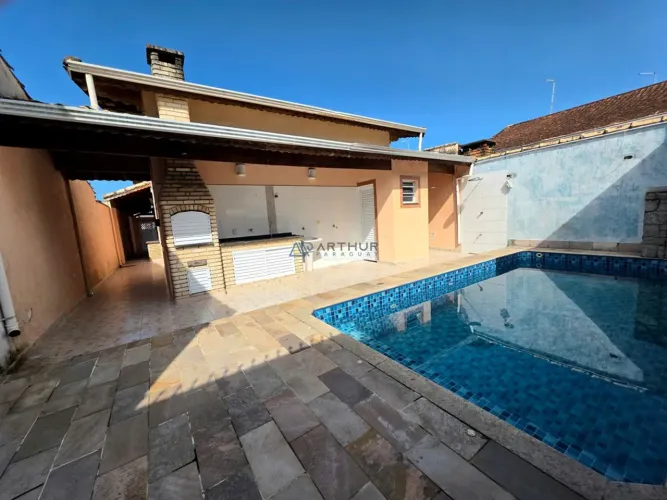Casa Isolada com 3 dormitórios, 4 vagas e Piscina à venda em Praia Grande
