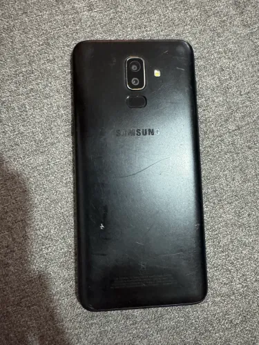 Samsung Galaxy J8 de cor preto