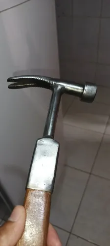 MARTELO DE FERRO E MADEIRA ?