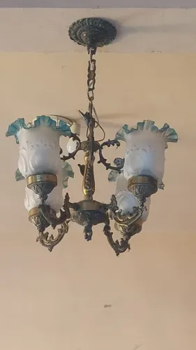 lustre antigo com cúpulas de vidro