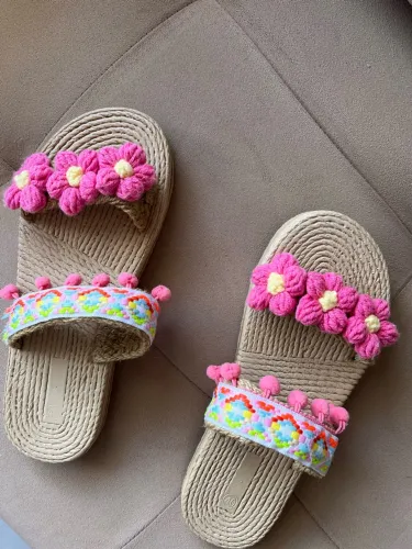 Sandália rasteira ideal para passear na orla , praia