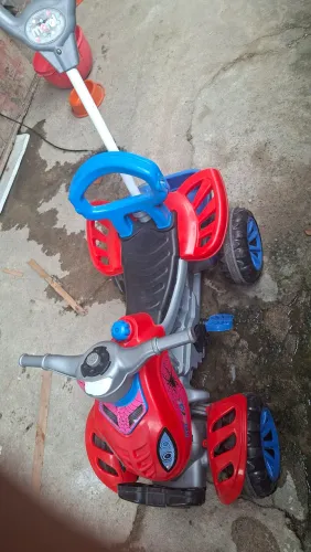 Quadriciclo 2 em 1 empurrador e pedal MORAL Spider-Man.
