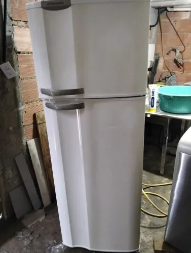 Geladeira Duplex Eletrolux boas condiçõe ; valor 700 reais contato Henrique *