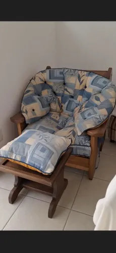 Poltrona de madeira macica