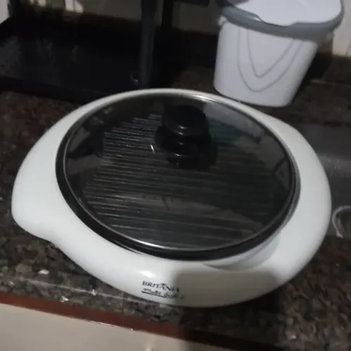 Vendo uma multir Grill 2 seme nova volt 110v