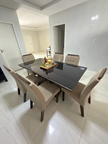 Mesa com 6 cadeiras