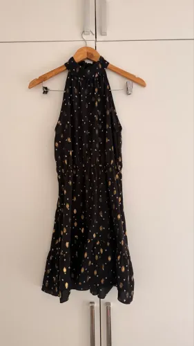 Vestido preto com detalhes dourado