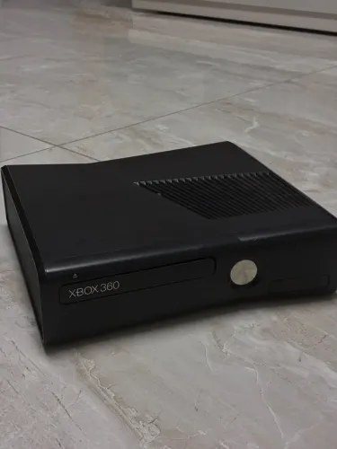 Xbox 360 super slim com volante, pedal, kinect, jogos e cabos