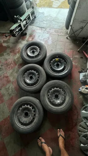 Jogo de 5 rodas com pneus para Ford