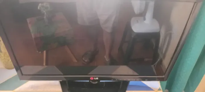 Vendo TV LG 20 polegadas nao e smart ,TV precisa conserto pois deve ser placa 