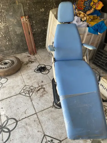 Cadeira pra estética, funcionando, único problema é sobre o encosto.