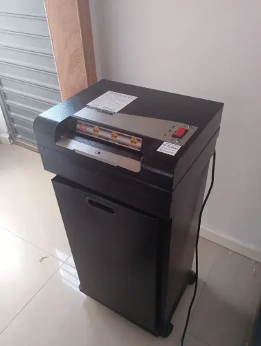 Fragmentadora de papel profissional continua Menno Destroyer 240 Br P