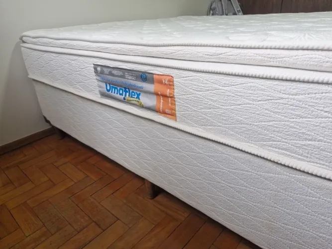 Cama Queen box novinha