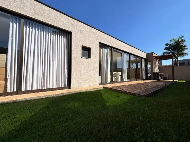 Excelente casa linear 04 quartos no Condomínio Costa Laguna Alphaville