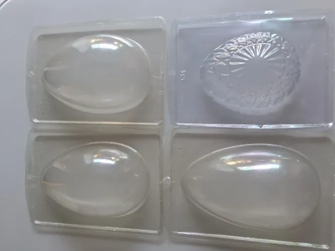 Formas para confeccionar ovos e doces