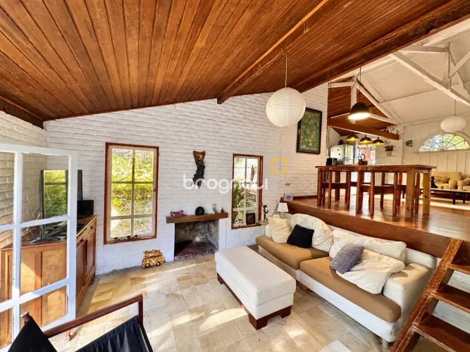 Casa à venda em condomínio fechado no Canto da Lagoa | Amplo jardim e privacidade