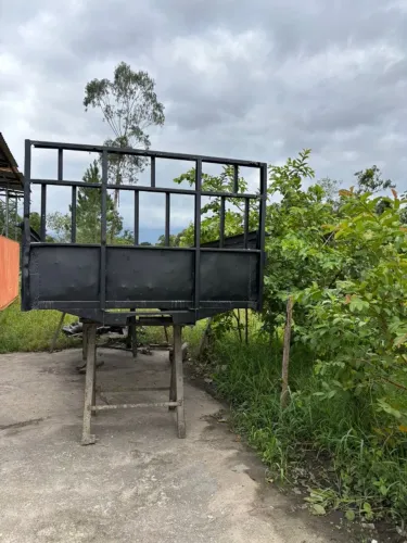 carroceria com estrutura de ferro para caminhão