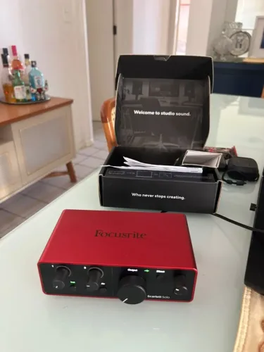 Interface de Áudio Focusrite Scarlett Solo 4th Gen - Pouquíssimo uso + caixa e acessórios