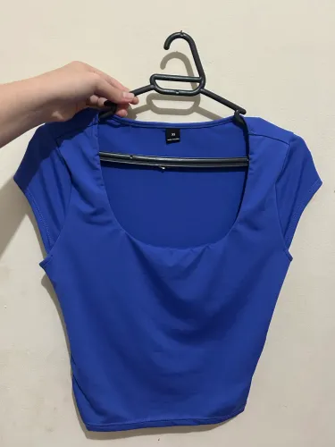 Blusa aberta no colo azul royal