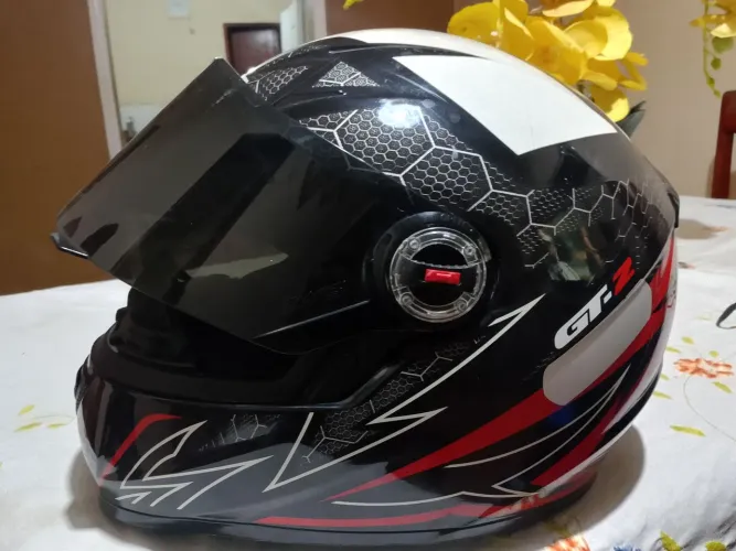 Capacete estiloso com Duas viseiras