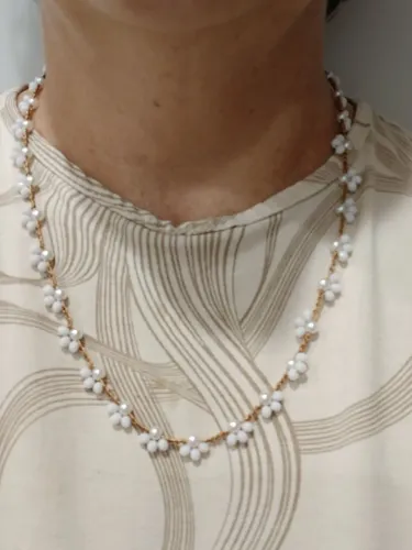 Colar feito a mão...pérolas e cristais e linha cordonê crochê.