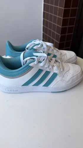 Tênis esportivo Adidas Hoops 4.0 W feminino branco azul argolas de cano baixo.