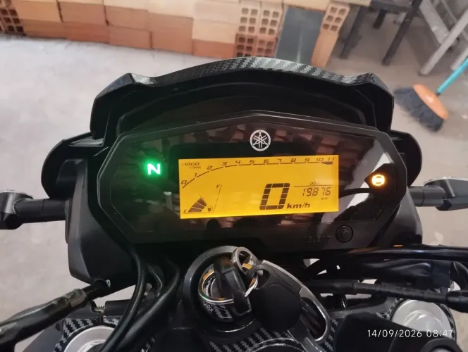 FZ25 PRETA FOSCA. VENDO COM TODOS ASSESSÓRIOS.BAU, ALONGADOR, DESCANSO CENTRAL,PARA LAMA