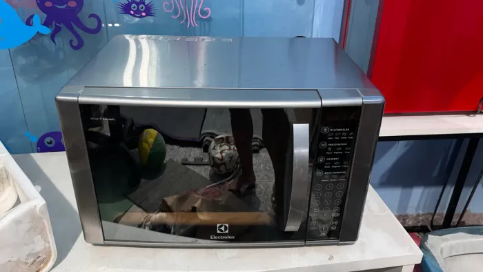 Micro ondas 20 litros inox espelhados O DIGITAL ESTÁ COM PROBLEMA E NÃO DÁ PRA VER TEMPO