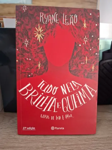Tudo Nela Brilha e Queima ( Livro Poema de Ryane Leão )