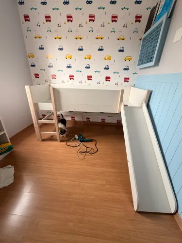 Cama infantil com escorregador 