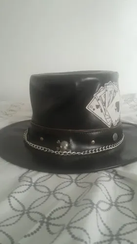 Cartola de Couro Preta com Caveira Corrente e Baralho - Estilo Steampunk / Gótico