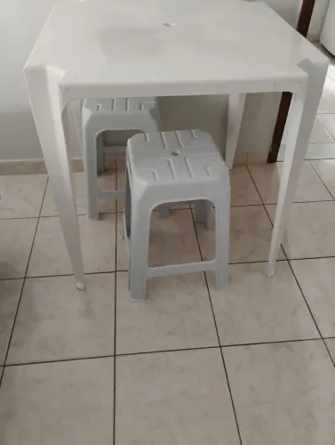 Mesa de plástico e duas banquetas 
