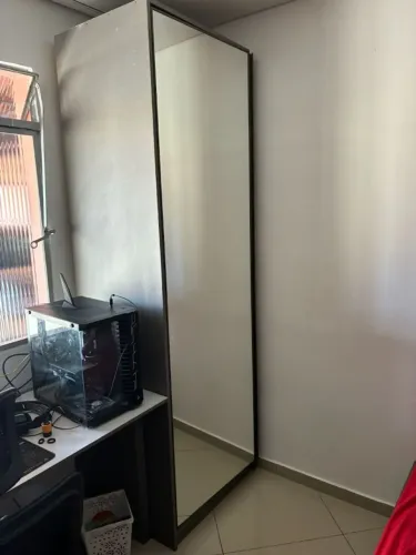 Conjunto de móveis para quarto: escrivaninha com gaveteiro, guarda-roupa com espelho e cam