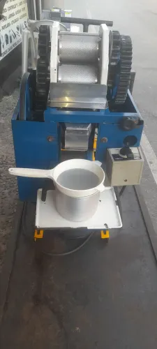 Maquina de caldo de cana mactron vencedora  turbo rolo inox. 