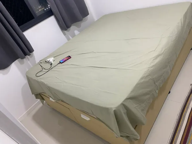 Vendo cama box baú Queen+colchão Royal, bicama e criado-mudo. Tudo por R$1.400! 