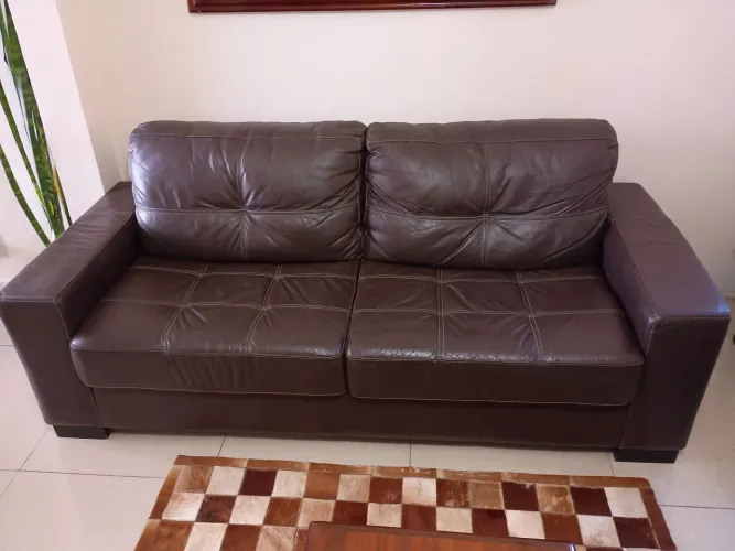 CONJUNTO DE SOFÁ EM COURO LEGÍTIMO